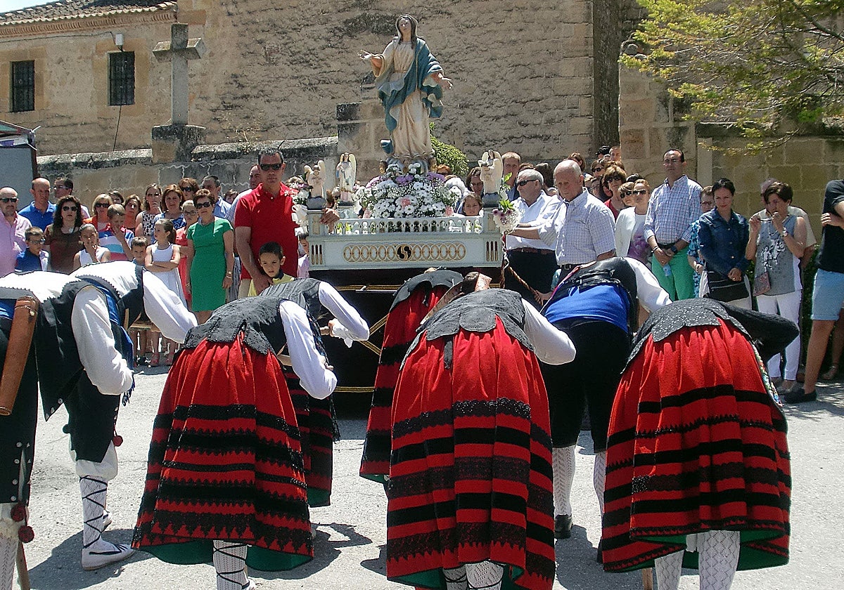 Un grupo de danzas frente a la imagen de la patrona.