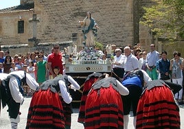 Un grupo de danzas frente a la imagen de la patrona.