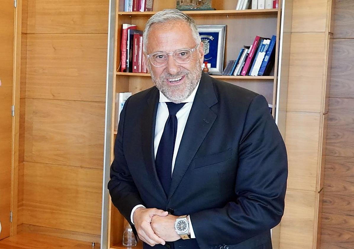 El presidente de las Cortes, Carlos Pollán.