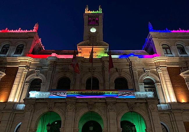 La bandera LGTBI, en el balcón del Ayuntamiento de Valladolid en el año 2020.