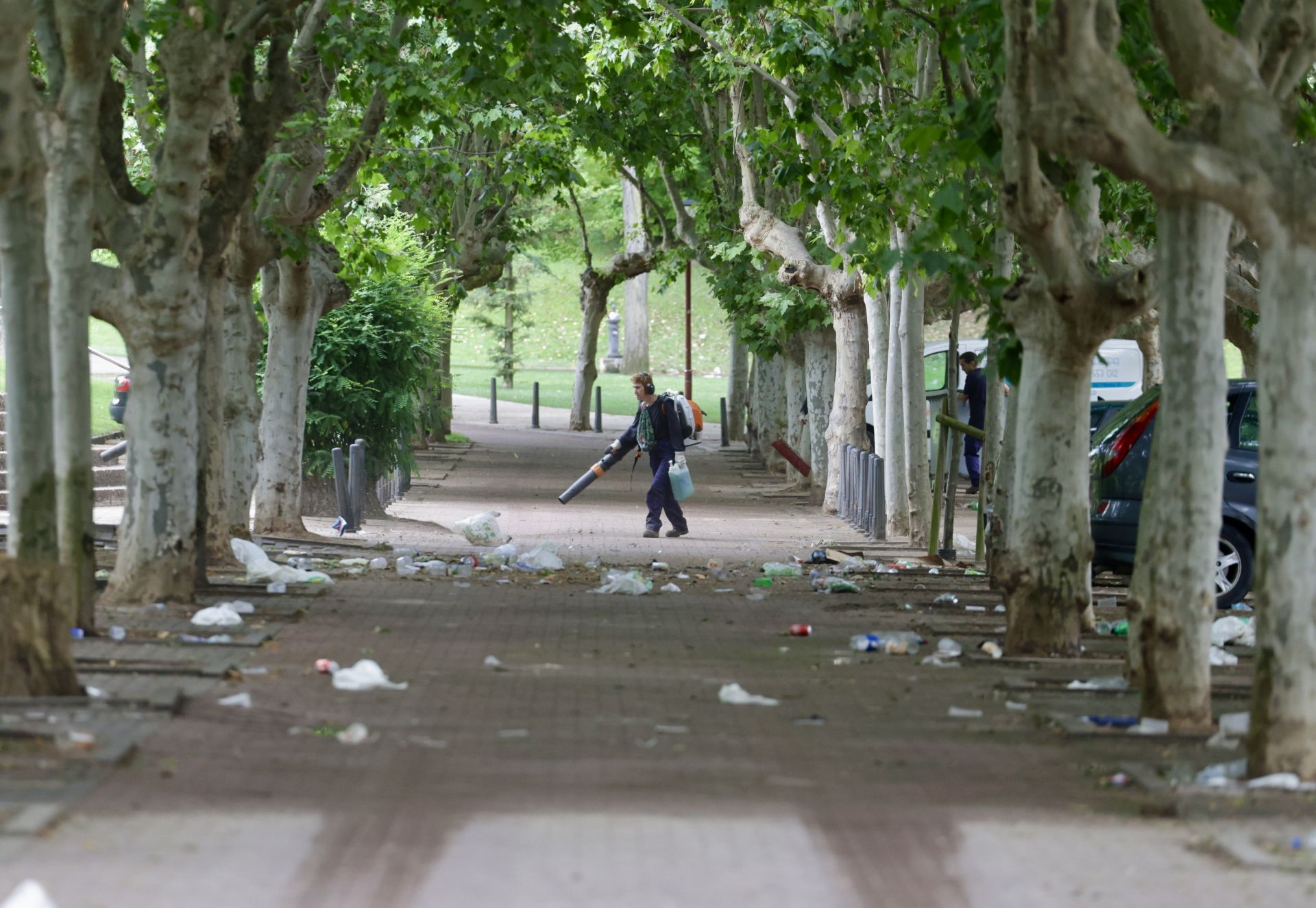 Personal de limpieza del Ayuntamiento adecenta la zona de las Moreras tras la celebración de San Juan.