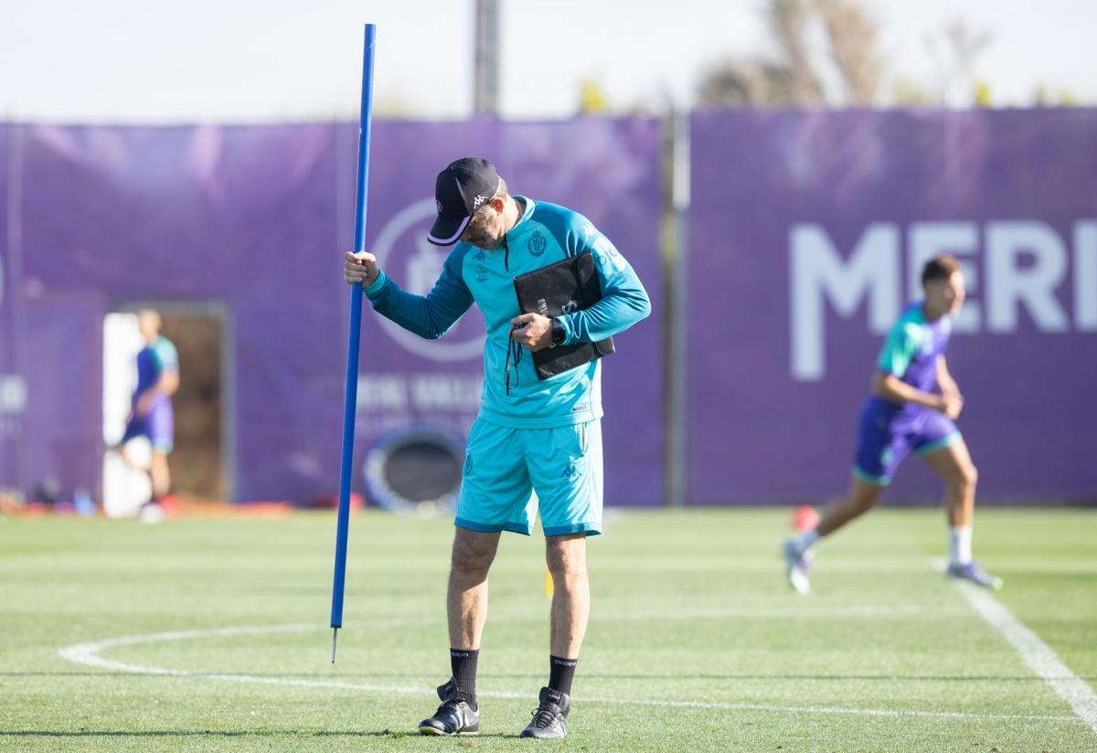 Guillermo Almada, durante la sesión de entrenamiento del Real Valladolid de este jueves en los Campos Anexos.