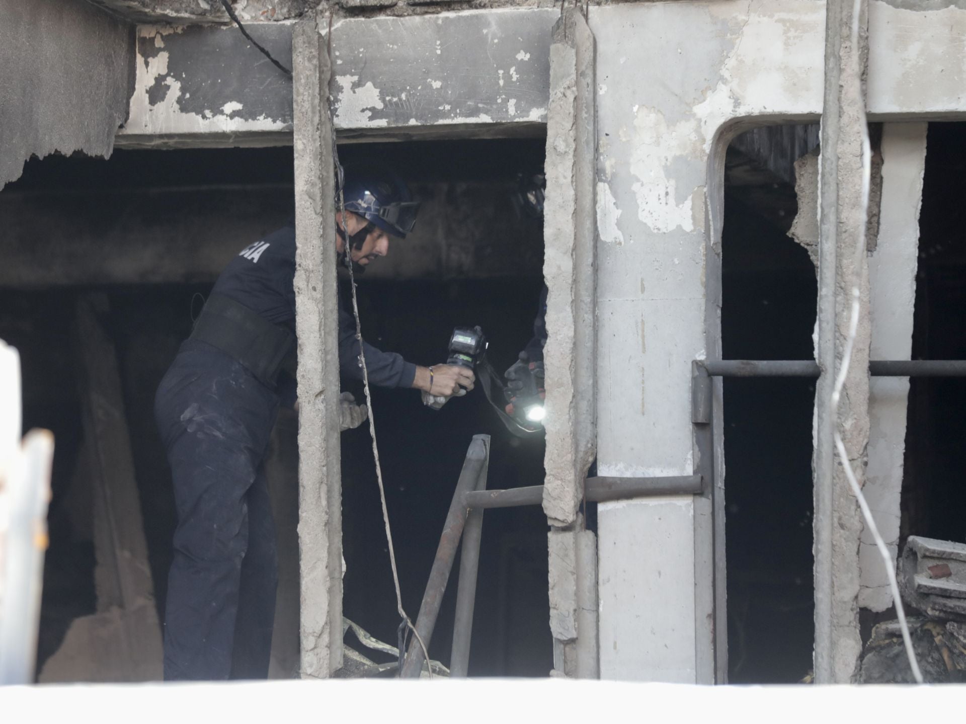 La Policía científica vuelve al edificio, 14 de septiembre.