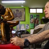 El riosecano Ángel Martín observa su escultura del Niño de la espina