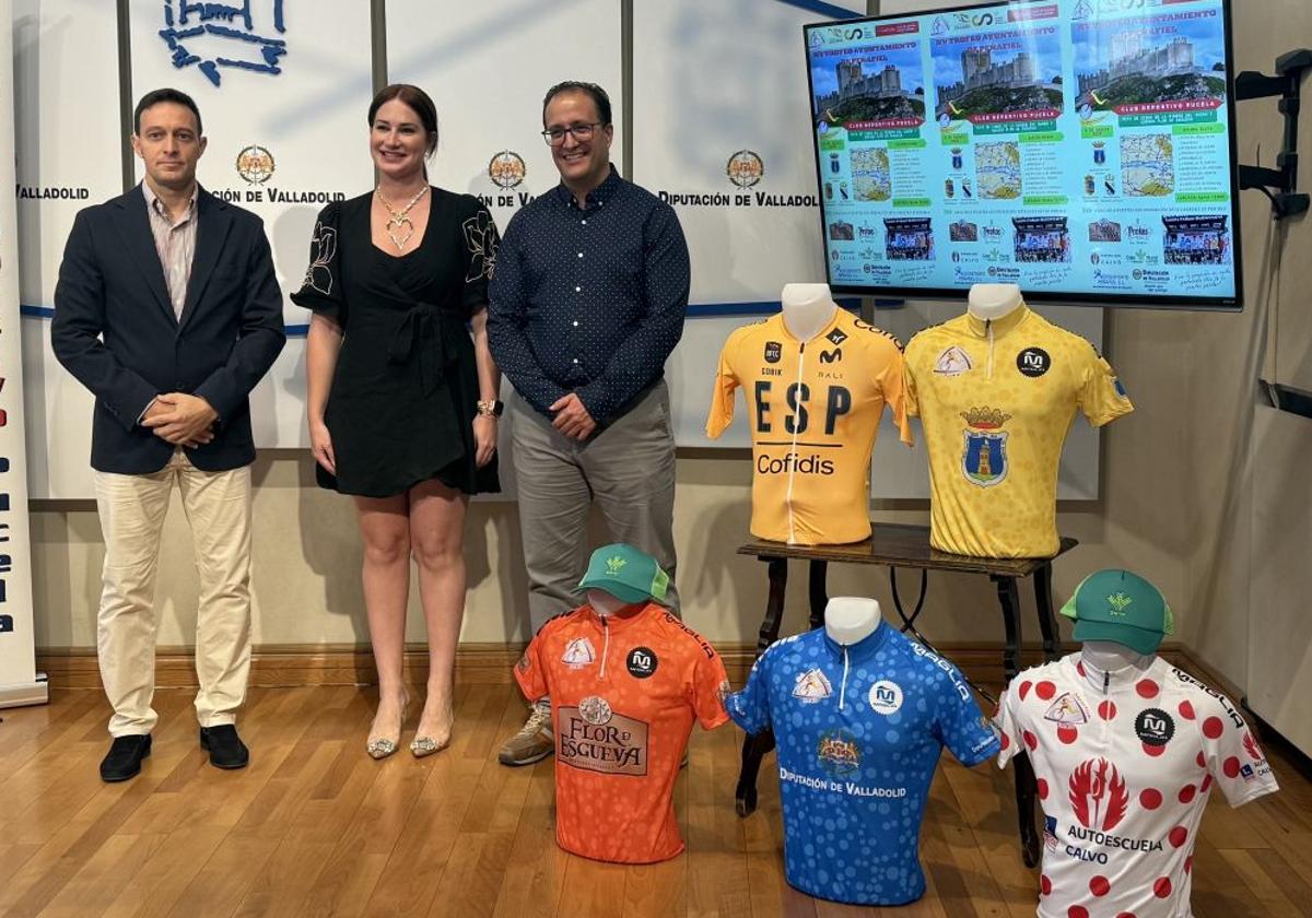 De izquierda a derecha: Javier Bernabé (concejal de Festejos y Deportes de Peñafiel), Yolanda Burgoa (diputada de Educación y Cultura de la Diputación de Valladolid) y Luis Nieto, del Club Deportivo Pucela.