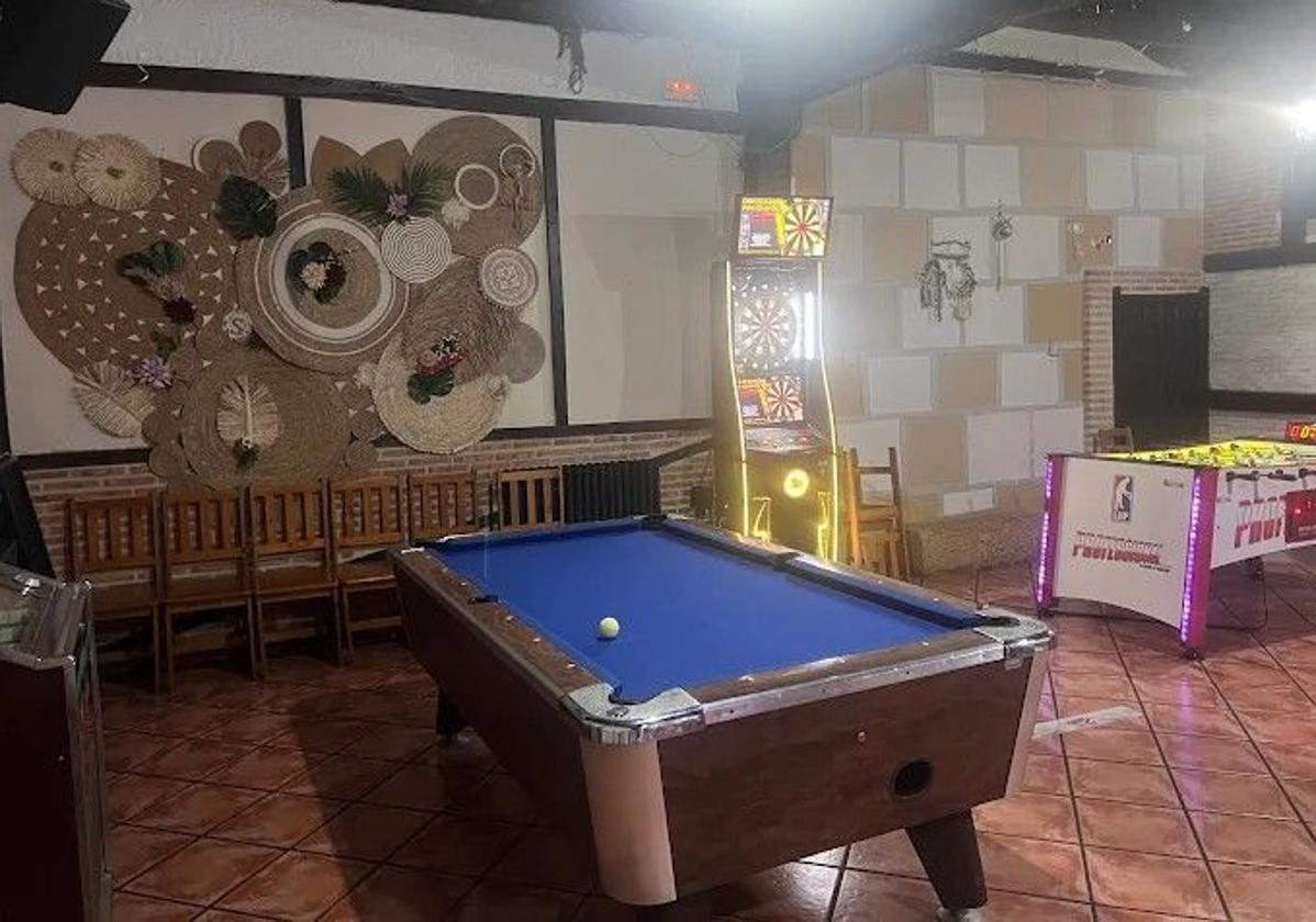 Interior de La Taberna de Caín, en Venta de Baños.