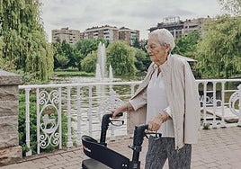 Una mujer pasea con la ayuda de su andador.