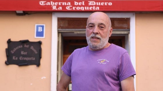 Emiliano García, dueño de Taberna del Duero 'La Croqueta', ante la fachada del bar.