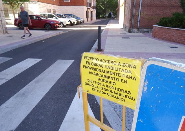 Cartel que permite el acceso a los aparcamiento en horario reducido y en sentido contrario por la calle Serrano.