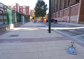 Los operarios rematan el adoquinado de las amplias aceras de la calle Caballero, entre el colegio y la parroquia del Cuatro de Marzo.