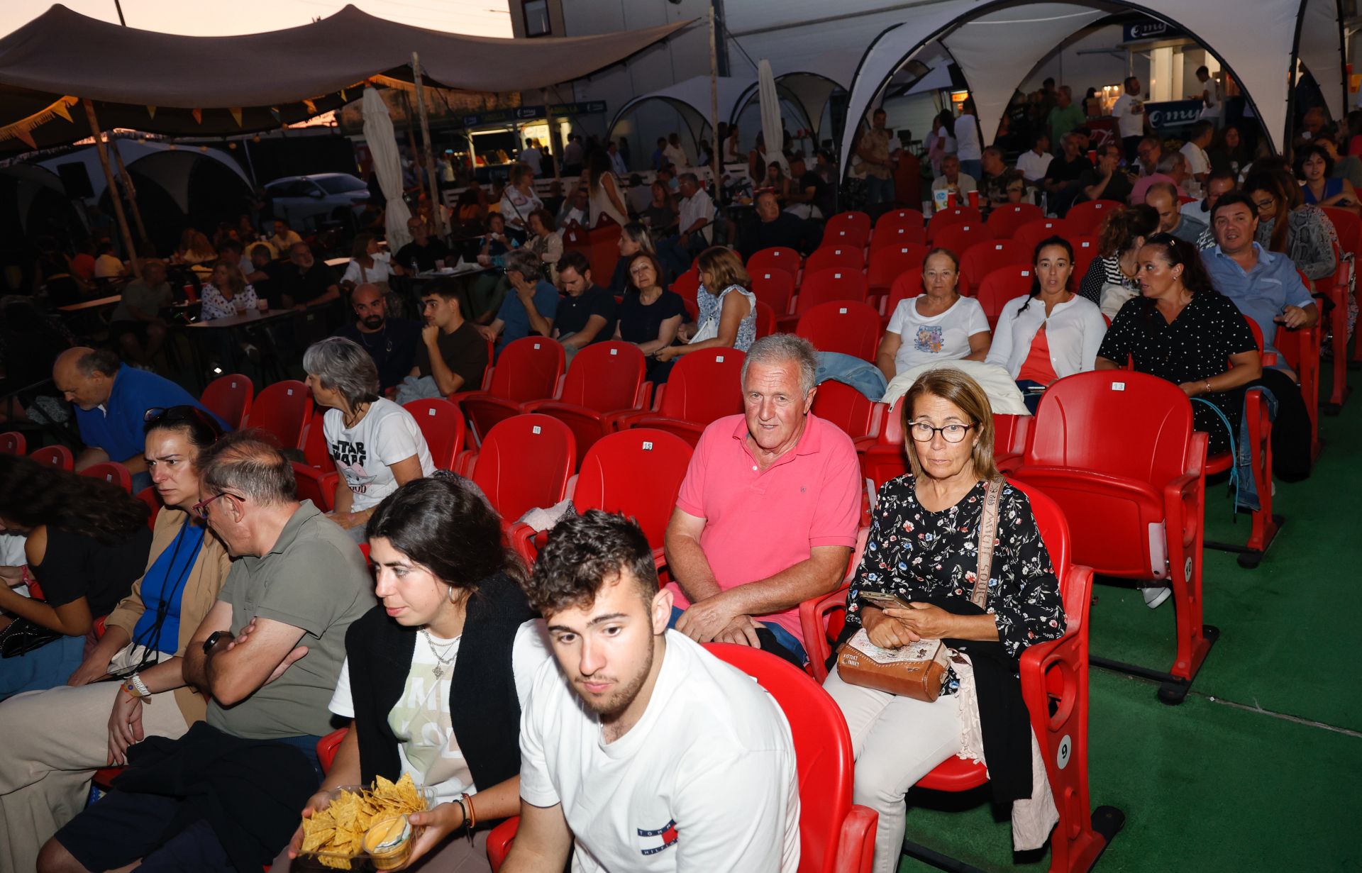 La música y el humor conjugan al aire libre en OMY