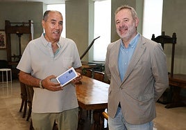 Vicente Rodríguez, ganador de un iPhone 16, posa junto Ángel Ortiz, director de El Norte de Castilla, en la Hemeroteca del periódico