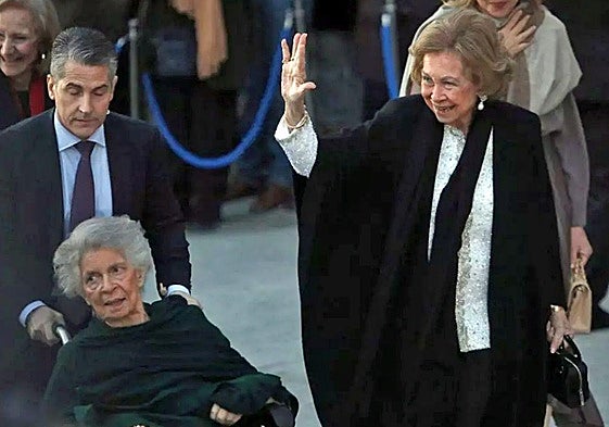 Irene de Grecia, en silla de ruedas, junto a la Reina Sofía, en una imagen de archivo.