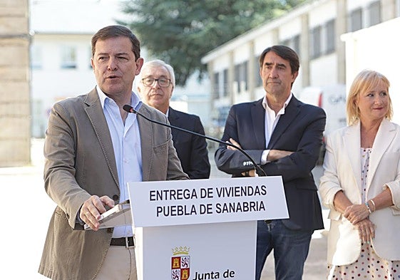 Alfonso Fernández Mañueco preside la entrega de unas viviendas de la Junta en Sanabria, Zamora.