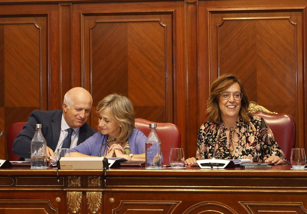Los diputados Urbano Alonso y María José de la Fuente conversan, junto a Ángeles Armisén en el pleno.