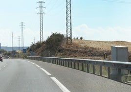 A la derecha, radar ubicado en el kilómetro 7 de la A-67, detrás del centro de Hermanas Hospitalarias.