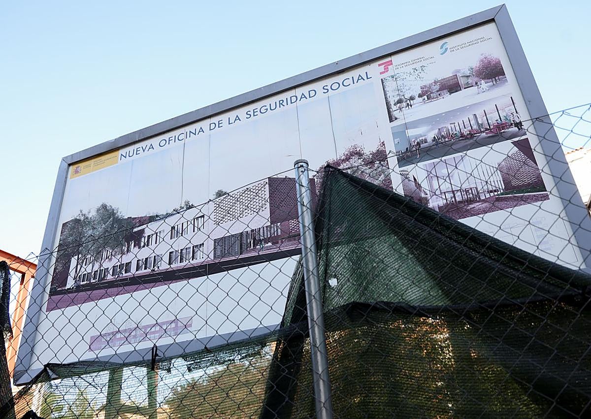 Imagen secundaria 1 - Verdín y basura en el sótano del inmueble, la valla descolorida que muestra el aspecto que debería tener y pilares desnudos de la estructura.