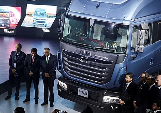 Directivos de Tata Motors en una imagen de archivo, junto al camión con motor de combustión interna de hidrógeno H.55S que presentaron en la Auto Expo 2023.