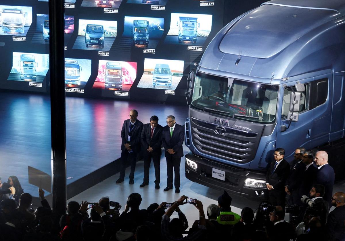 Directivos de Tata Motors en una imagen de archivo, junto al camión con motor de combustión interna de hidrógeno H.55S que presentaron en la Auto Expo 2023.