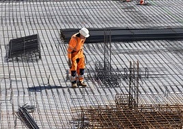 Un trabajador de la construcción en Valladolid, en una imagen de archivo.