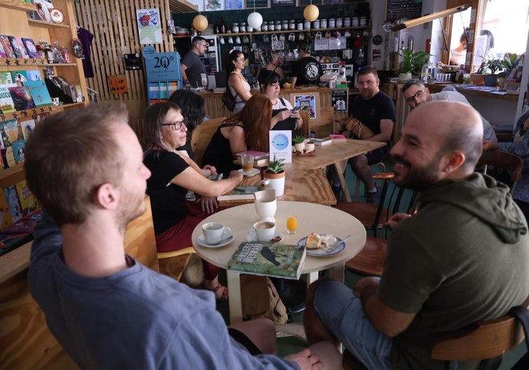 Encuentro del club de lectura en la librería Akelarre.