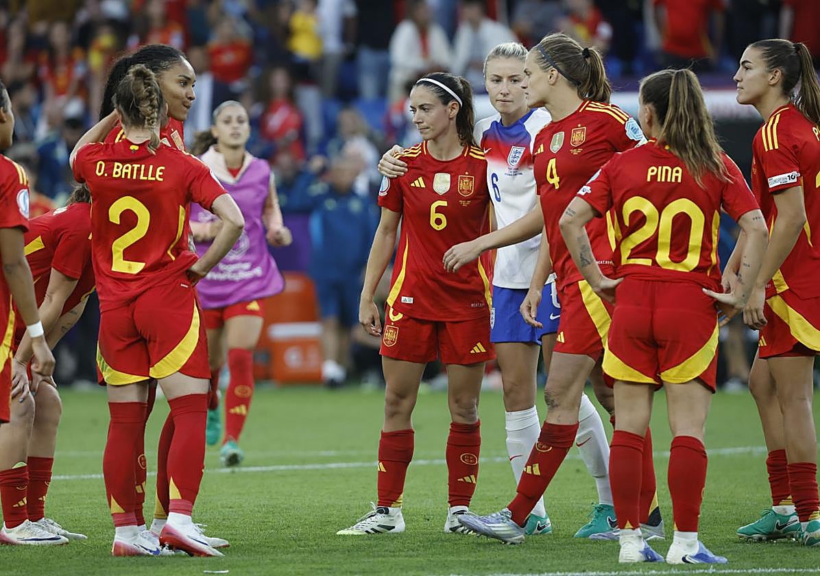 Las jugadoras de la selección española tras caer en la tanda de penaltis en la final de la Eurocopa Femenina 2025 ante Inglaterra.