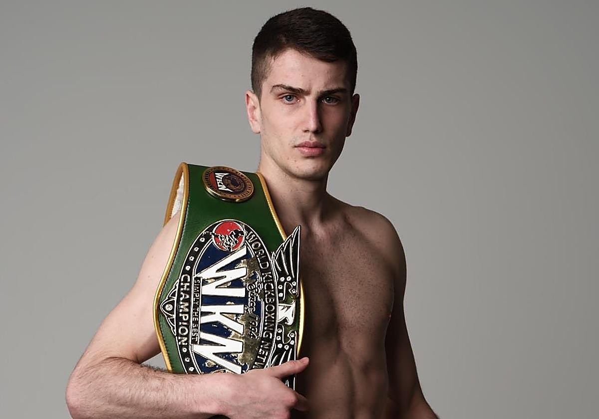 Rubén Rondón posa con el cinturón WKN (World Kickboxing Network) de la modalidad K1.