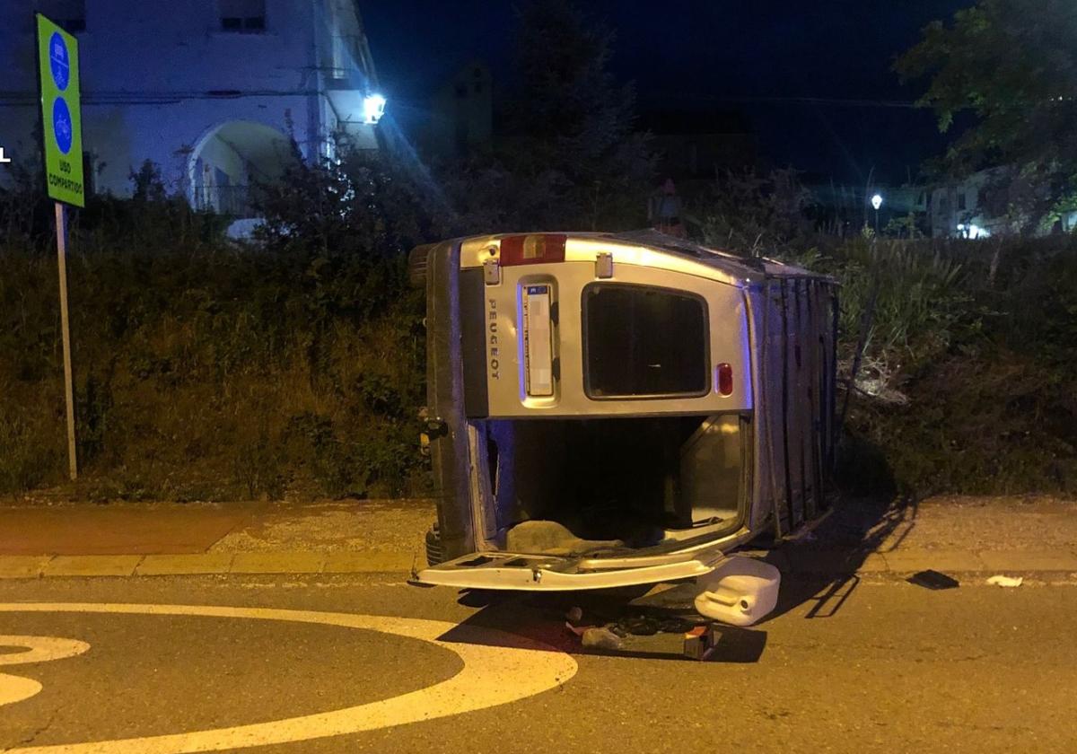 Furgoneta volcada en Barruelo de Santullán.