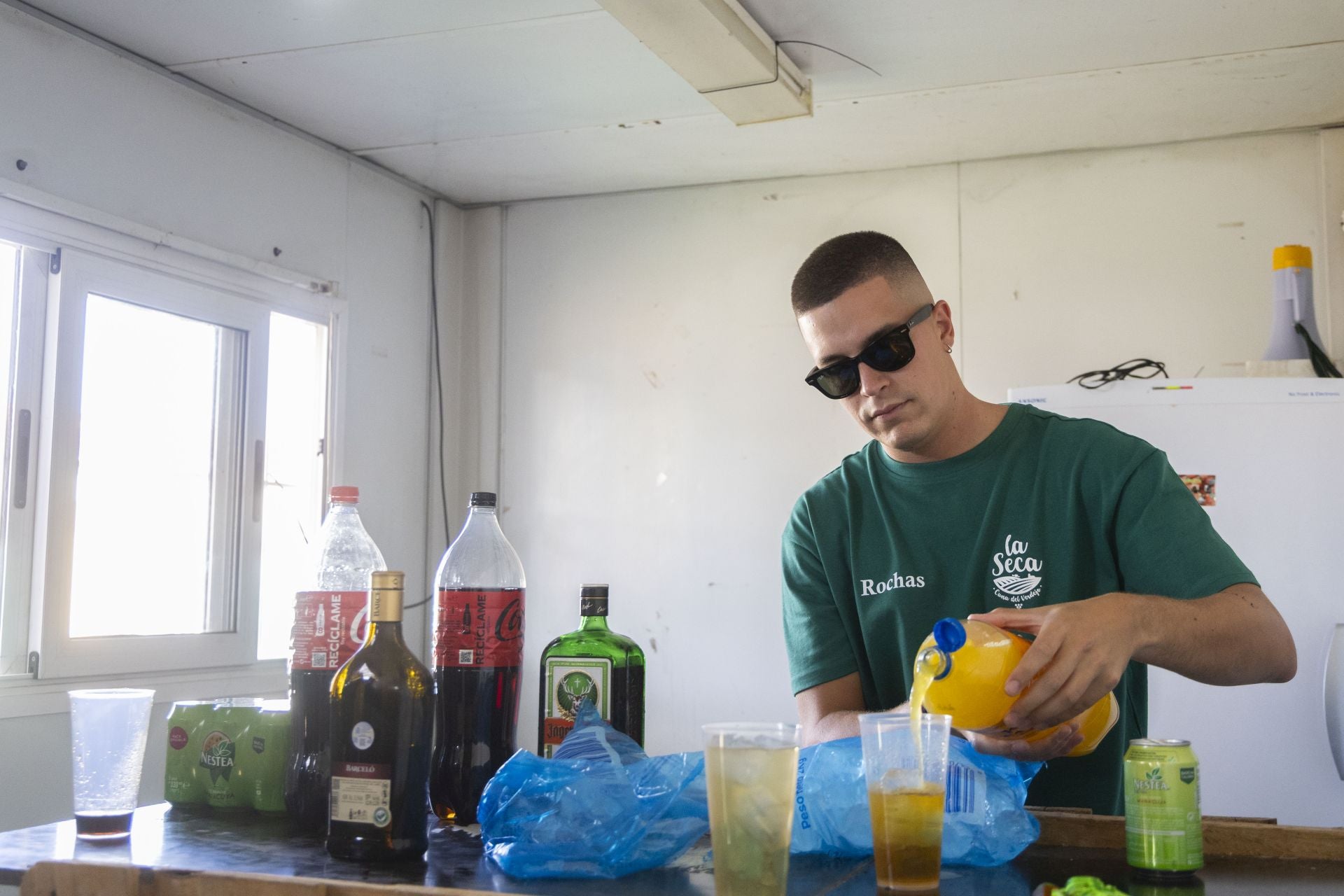 Rochas, de la peña de los Arlecaicos, preparando bebidas para sus amigos.
