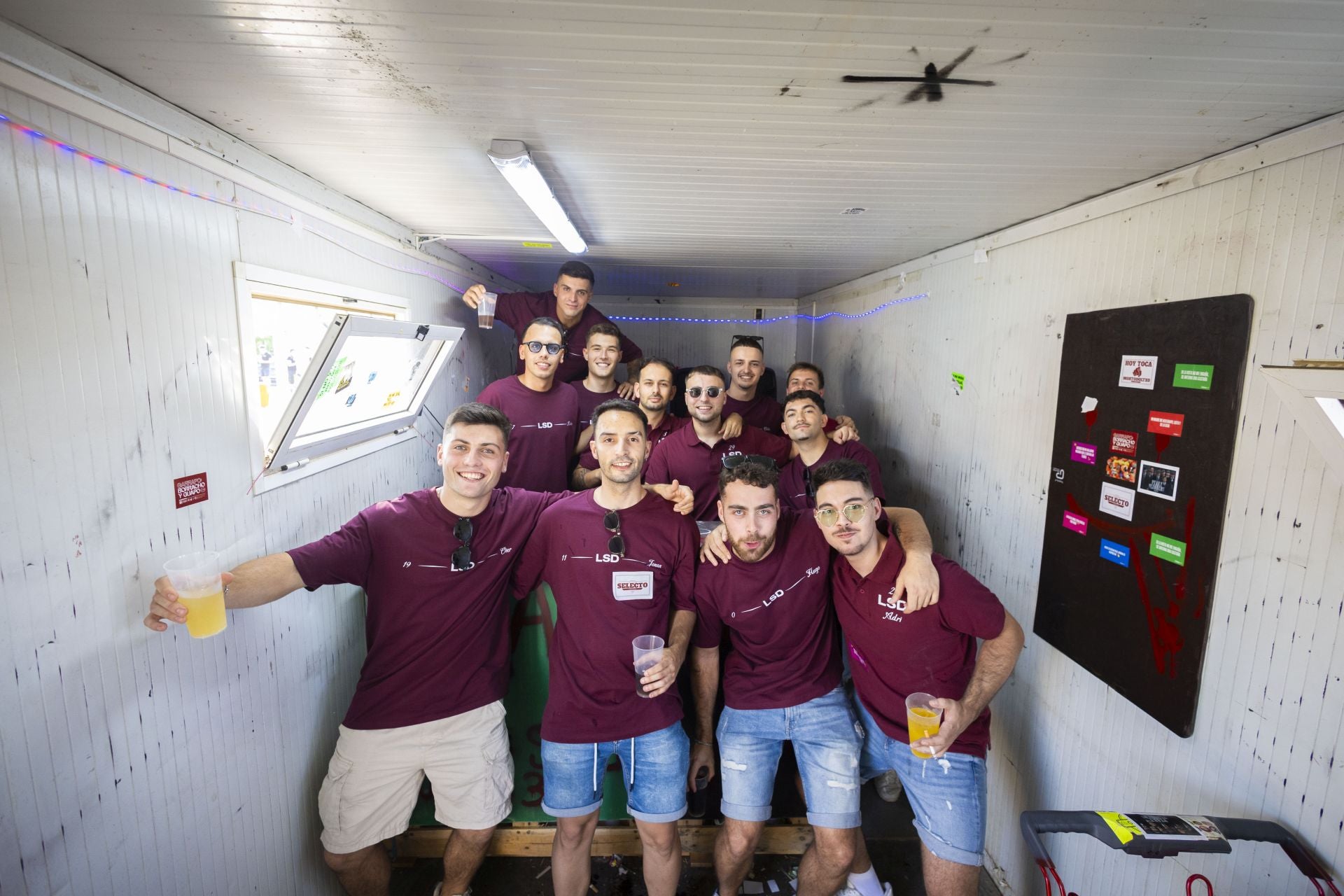 Caseta de la peña La Sede, de La Seca, con sus integrantes en el interior.