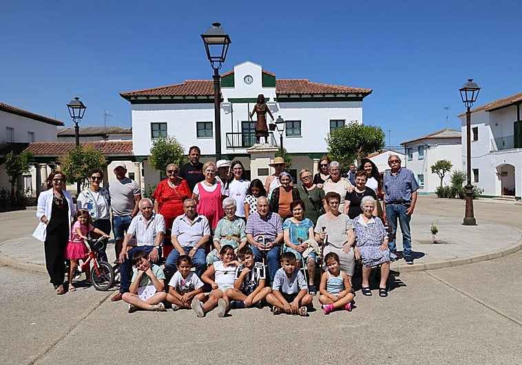 Vecinos de Foncastín en la plaza Mayor. Sentados, los más mayores, que eran niños en 1945