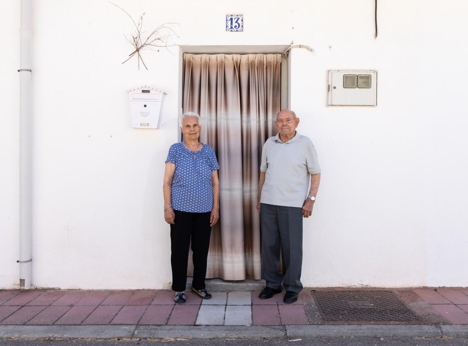 Cipriano Rodríguez y Pilar Duque en la puerta de su casa.