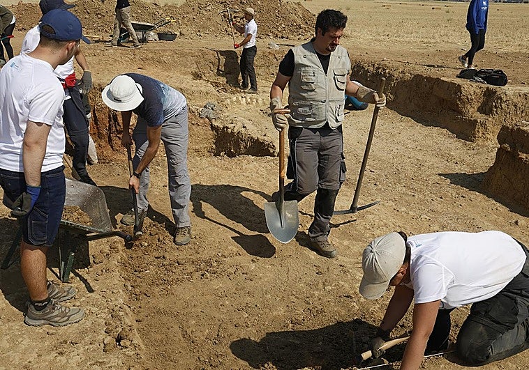 Veinte voluntarios trabajan en dos catas de 'La Ciudad' del yacimiento de Paredes
