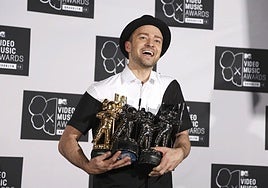 Justin Timberlake después de ser galardonado con varios premios.