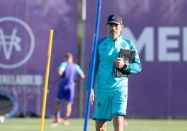 Guillermo Almada sigue de cercas las evoluciones de un entrenamiento en los Anexos.