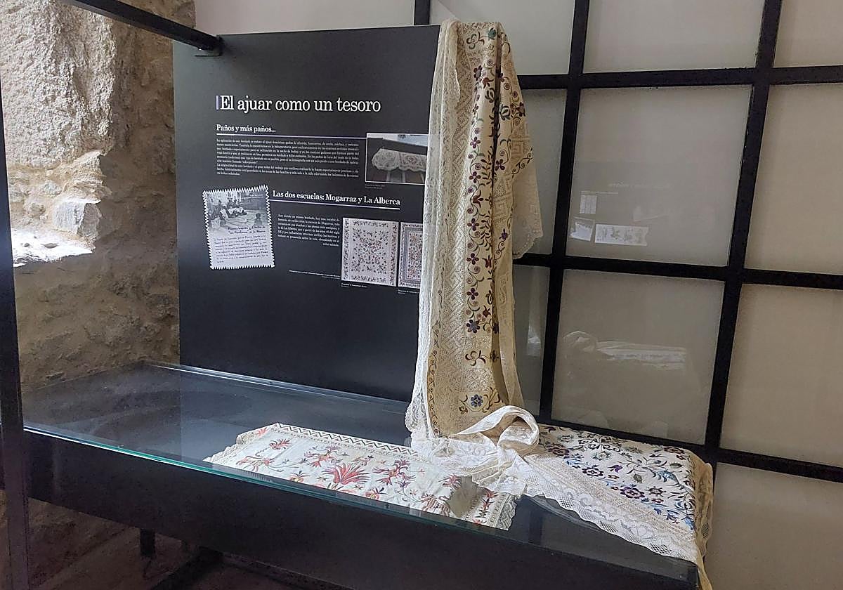 Colcha con elementos del bordado serrano en el Centro de Interpretación.