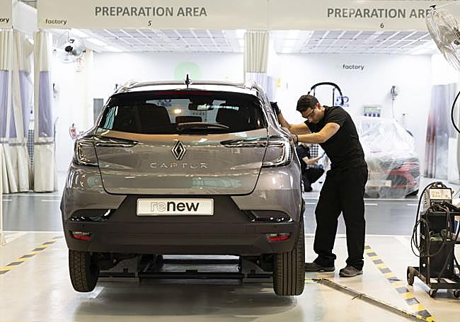 Un operario reacondiciona un Renault Captur procedente de una flota en la nueva planta Refactory de la marca en la carretera de Madrid de la ciudad.