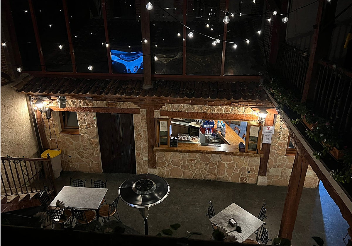 Vista del patio y del interior del restaurante Posada Estrella Matutina