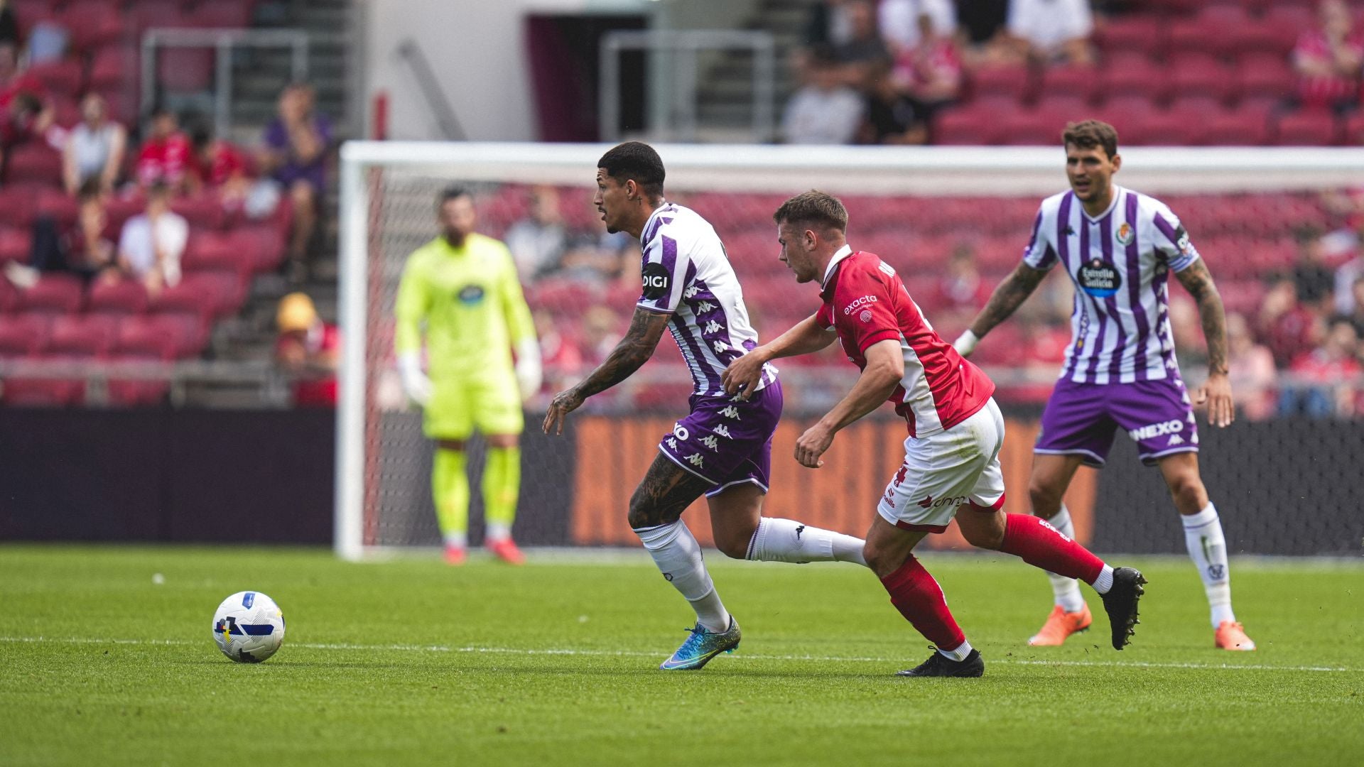 Marcos André conduce el balón ante la atenta mirada de Juric.