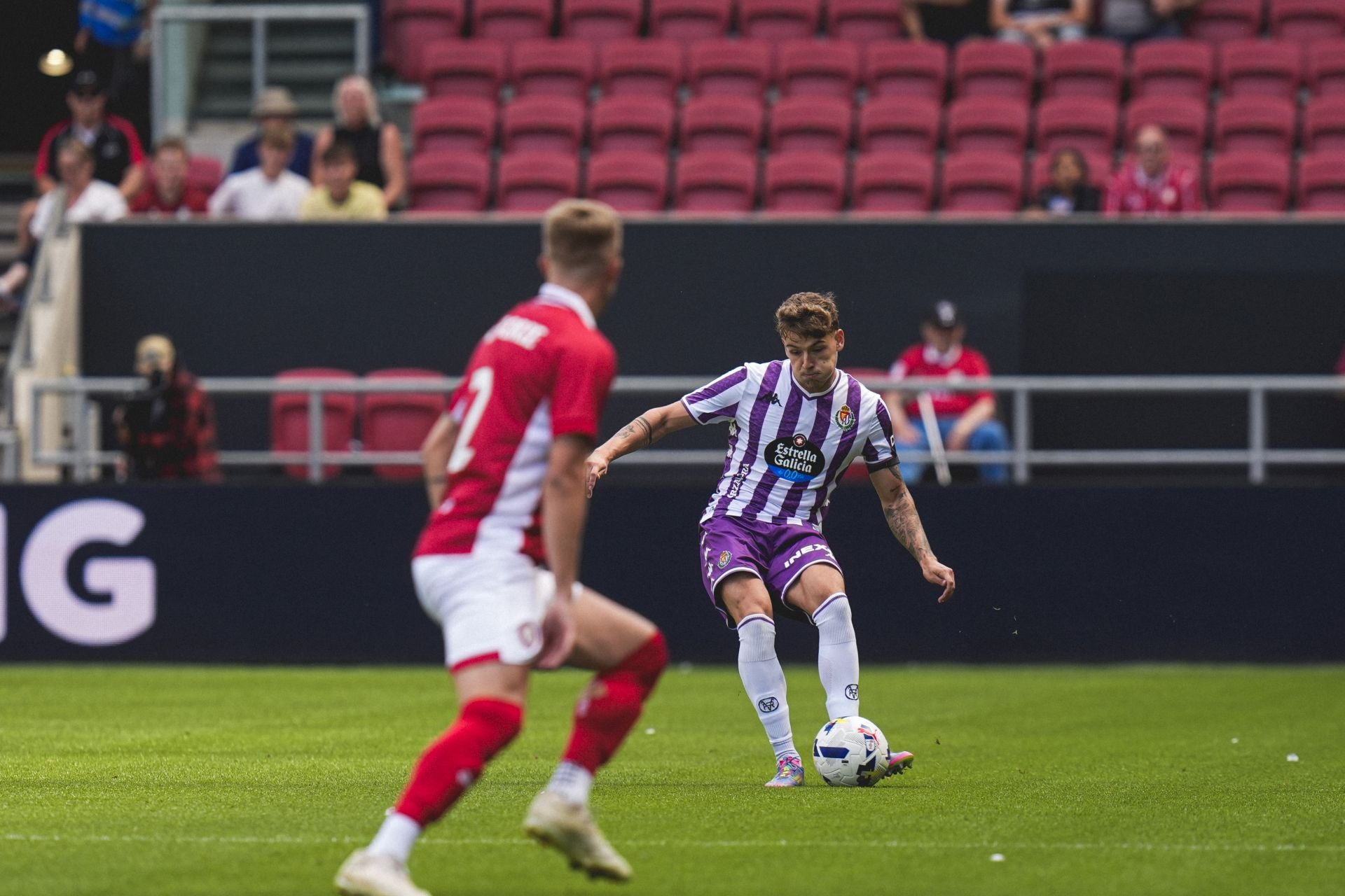 Iván Garriel da un pase.