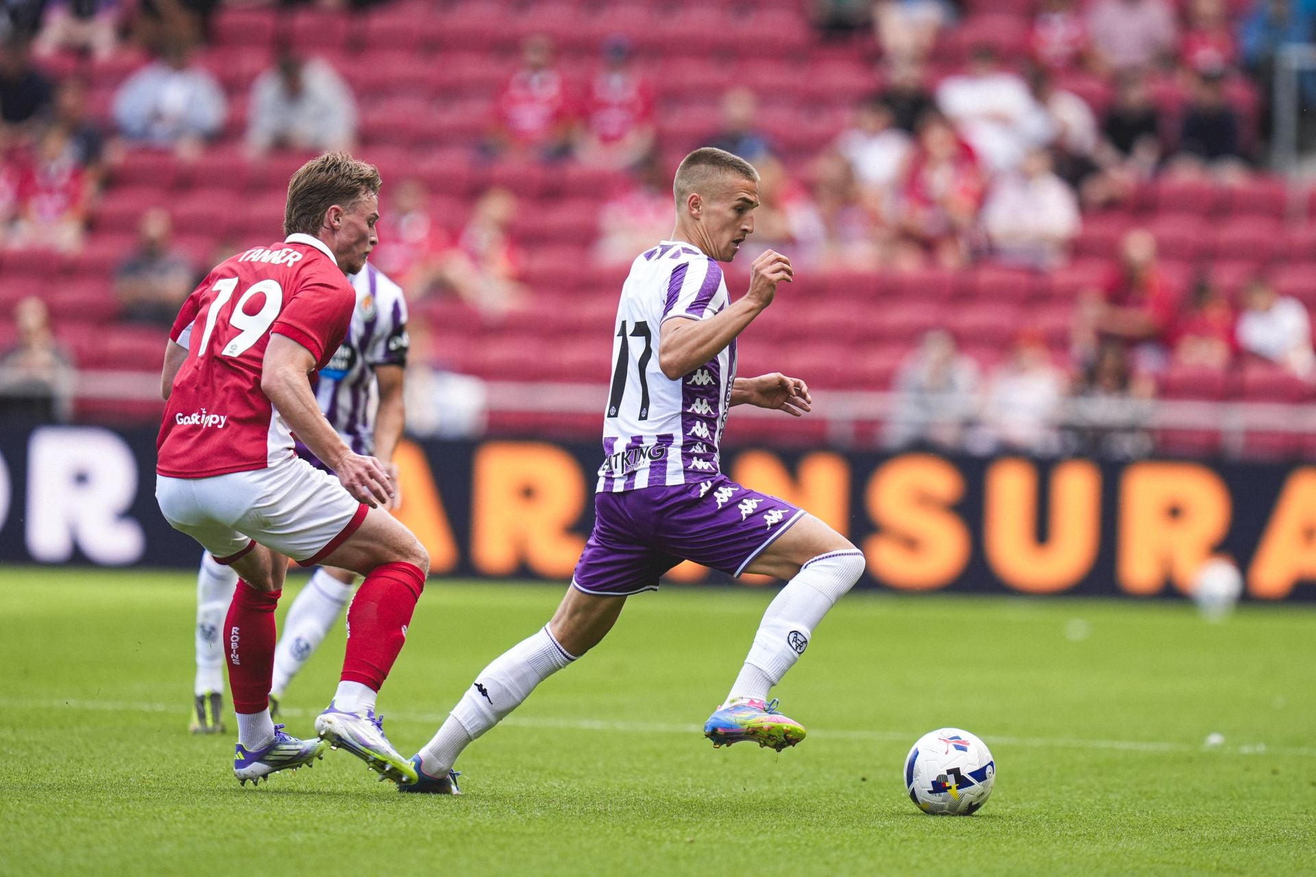 Biuk recibe el balón.