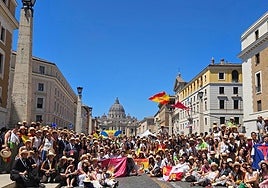 El grupo de 250 vallisoletanos posa en la vía de la Conciliazione y, al fondo, la basílica de San Pedro.