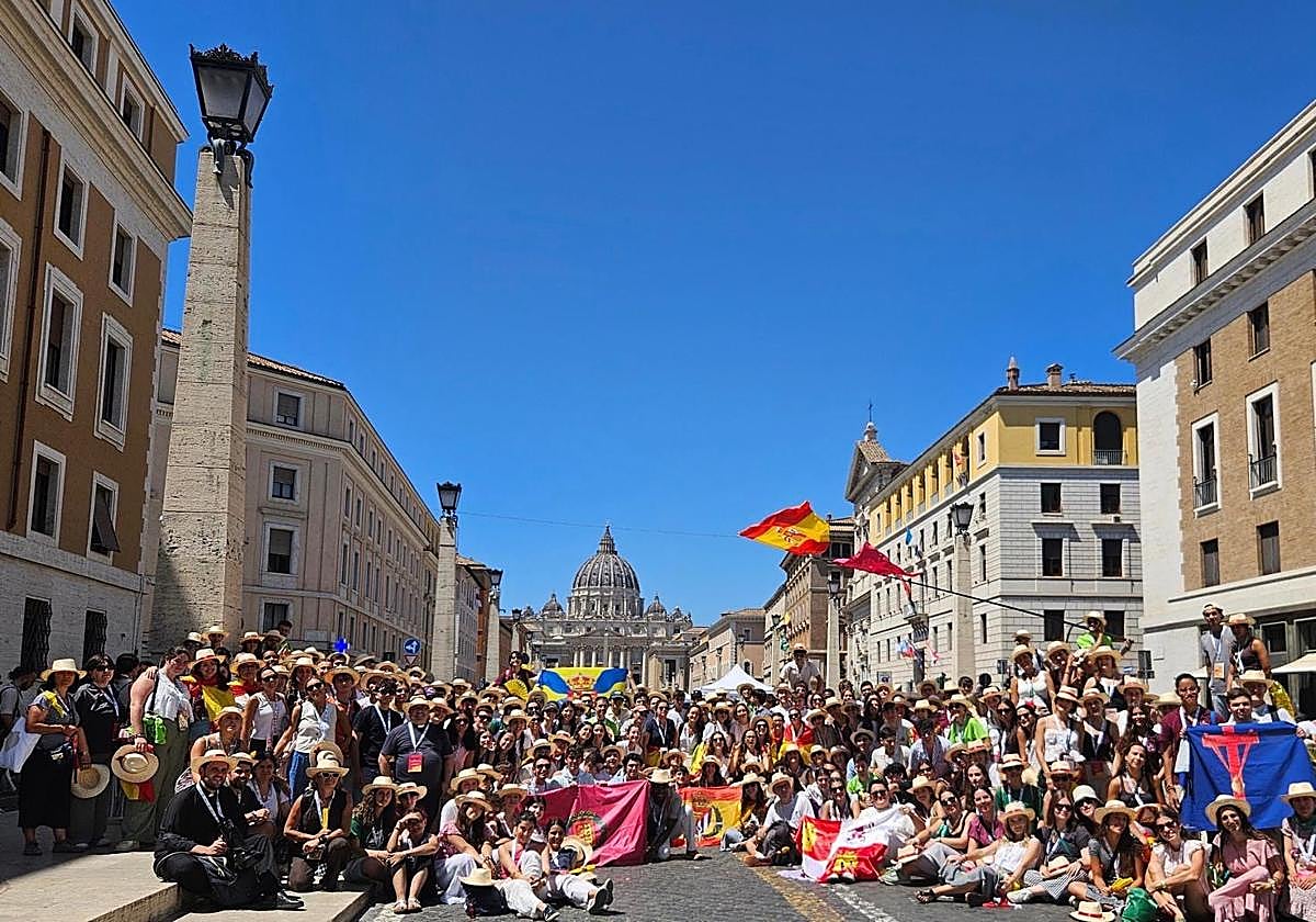 El grupo de 250 vallisoletanos posa en la vía de la Conciliazione y, al fondo, la basílica de San Pedro.