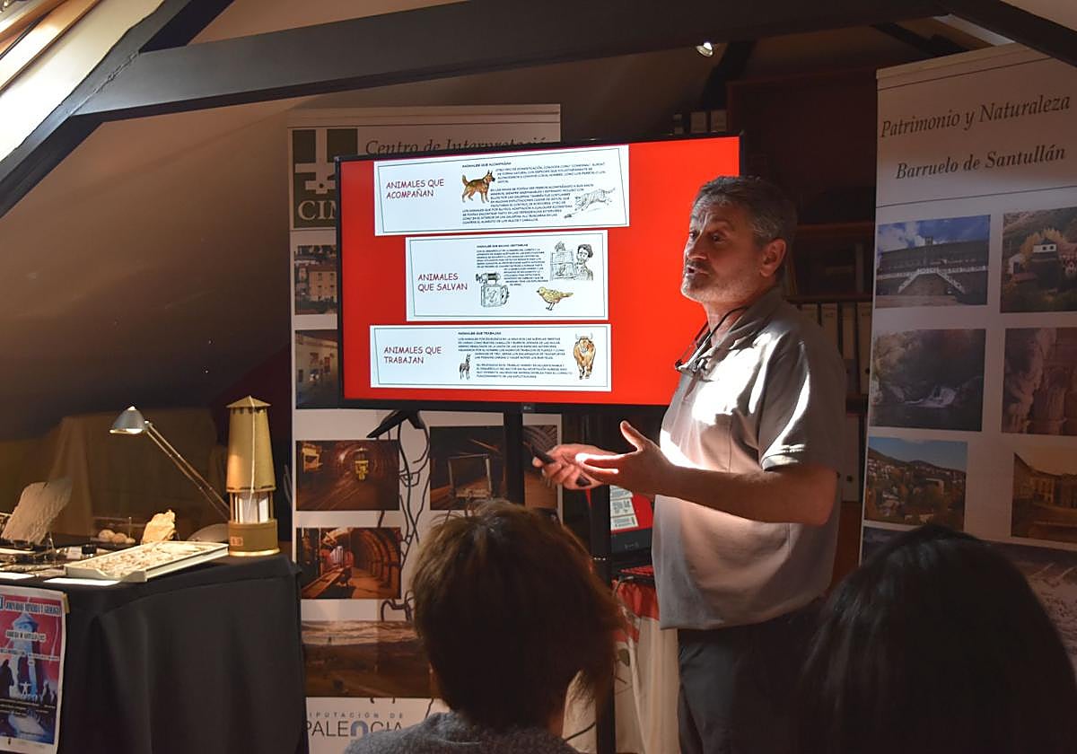 Fernando Cuevas, durante la ponencia, el viernes en Barruelo.