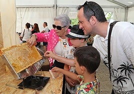 Niños y mayores conocieron en la feria el proceso de producción de la miel.