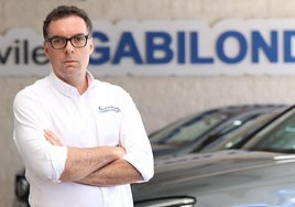 Xabier Martín en su concesionario del Camino del Cementerio 10 y 12.