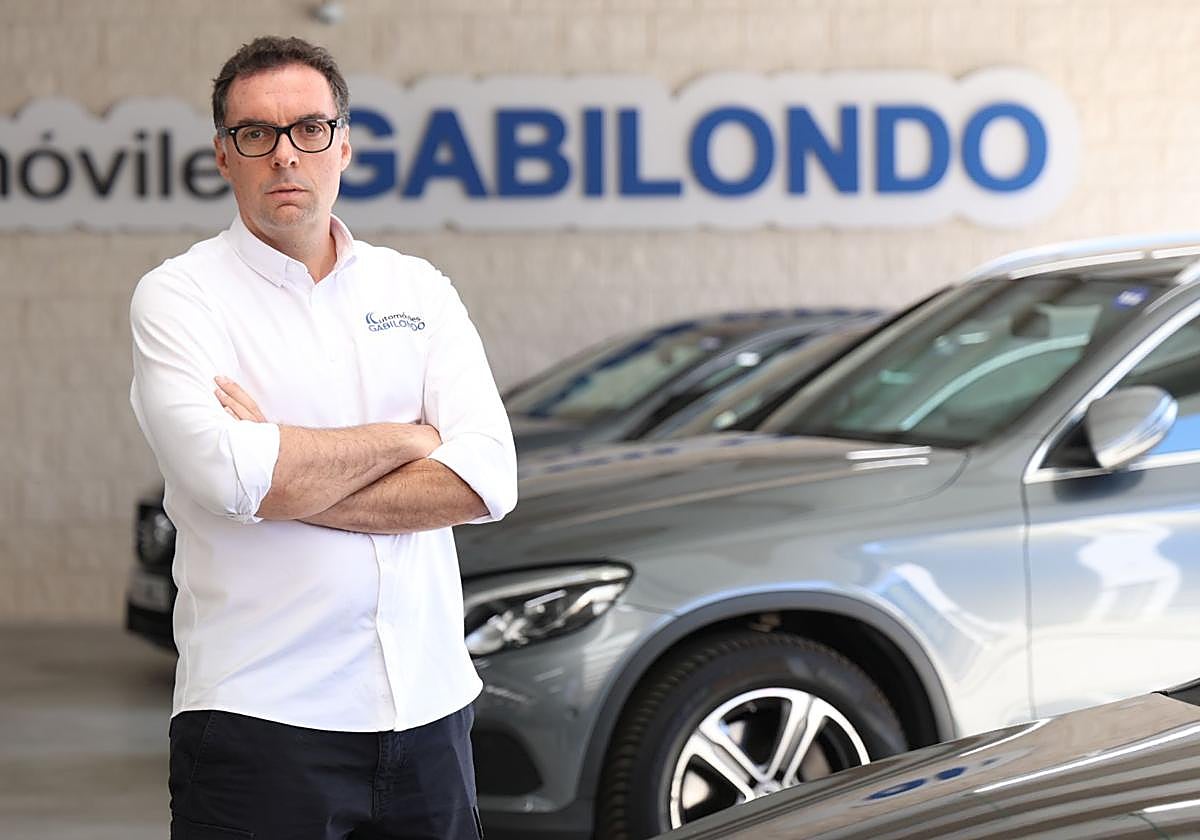 Xabier Martín en su concesionario del Camino del Cementerio 10 y 12.