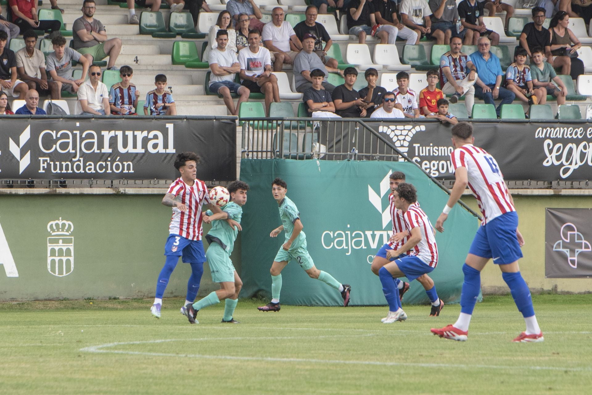 El debut de la renovada Segoviana, en imágenes