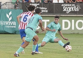Rodrigo Ibañes se lanza a por un balón en el partido de este sábado en La Albuera