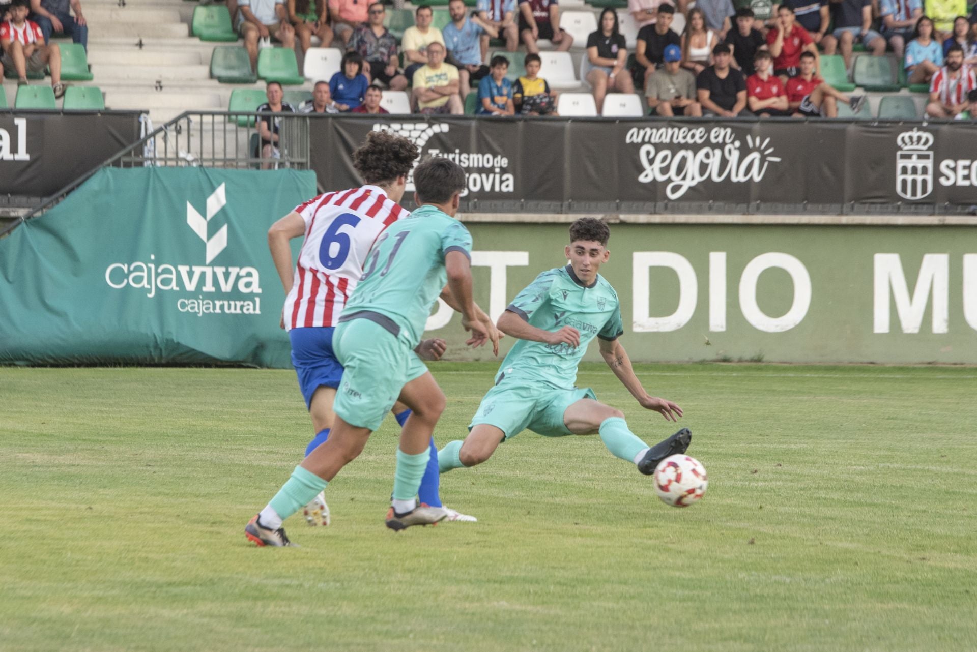 El debut de la renovada Segoviana, en imágenes